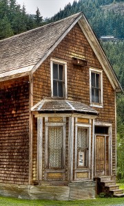 an old house in the mountains